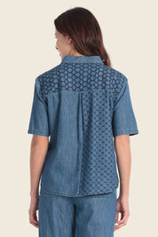Jeanshemd mit geometrischer Stickerei