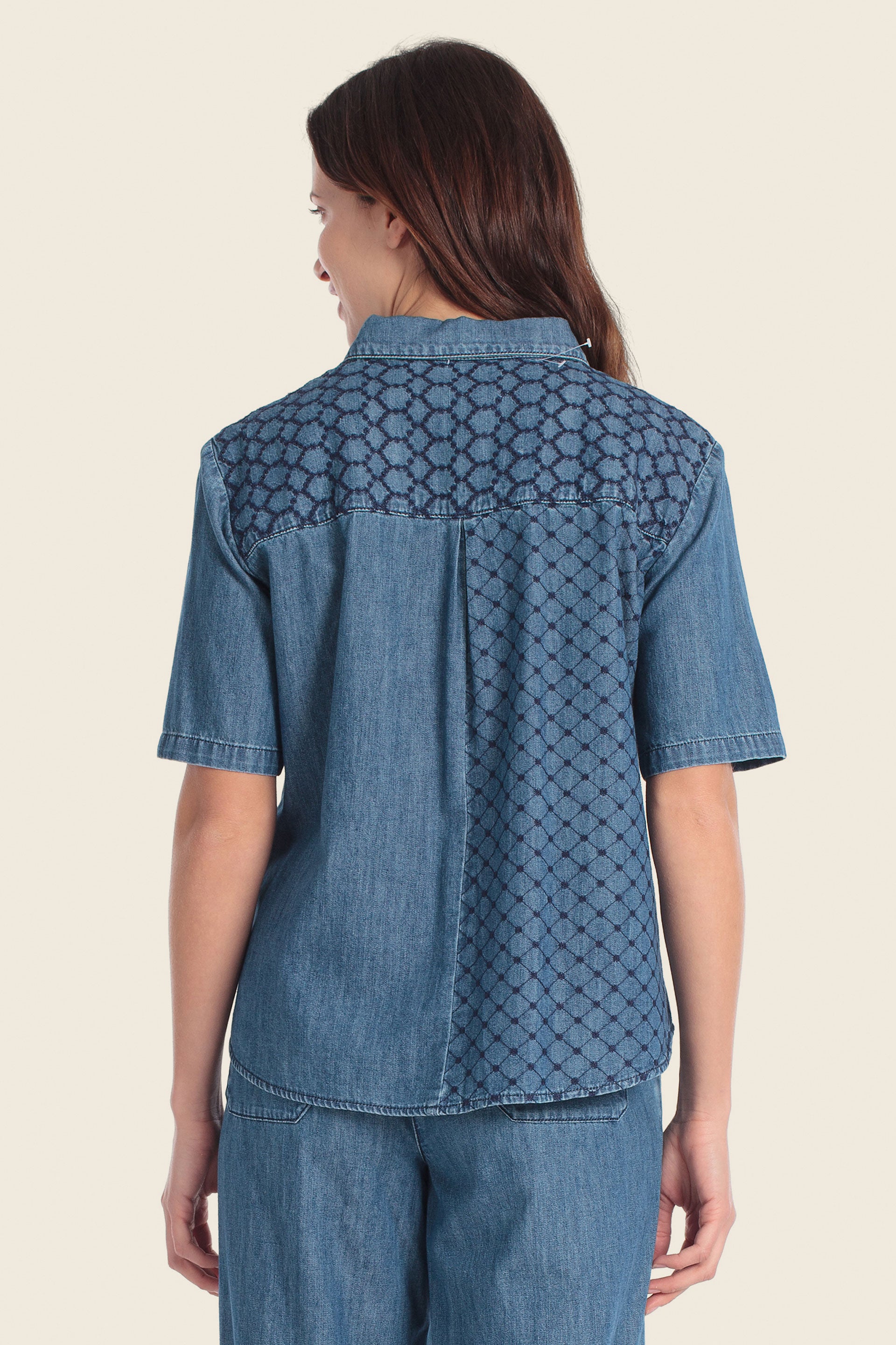 Jeanshemd mit geometrischer Stickerei
