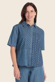 Jeanshemd mit geometrischer Stickerei