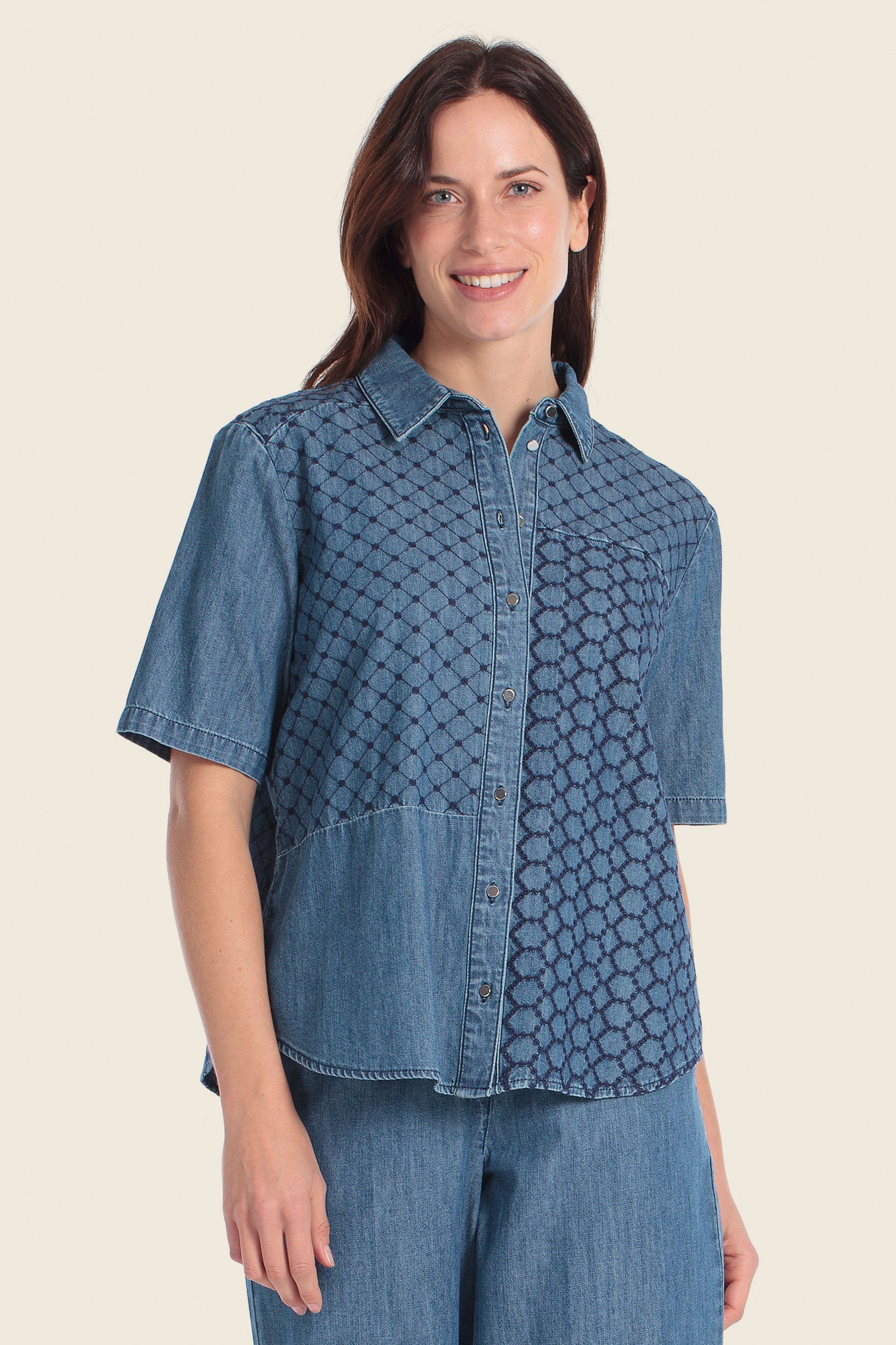 Jeanshemd mit geometrischer Stickerei