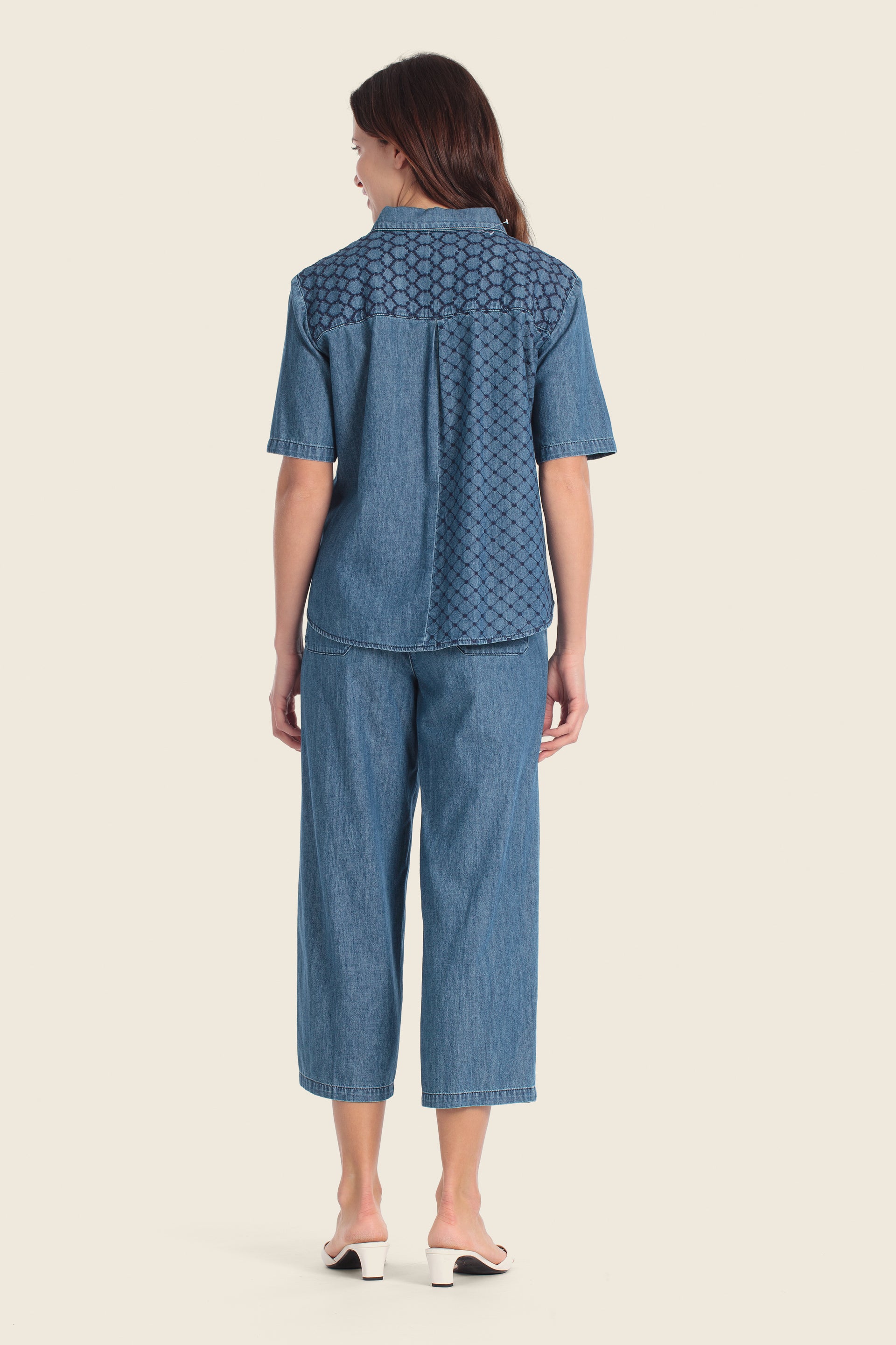 Jeanshemd mit geometrischer Stickerei