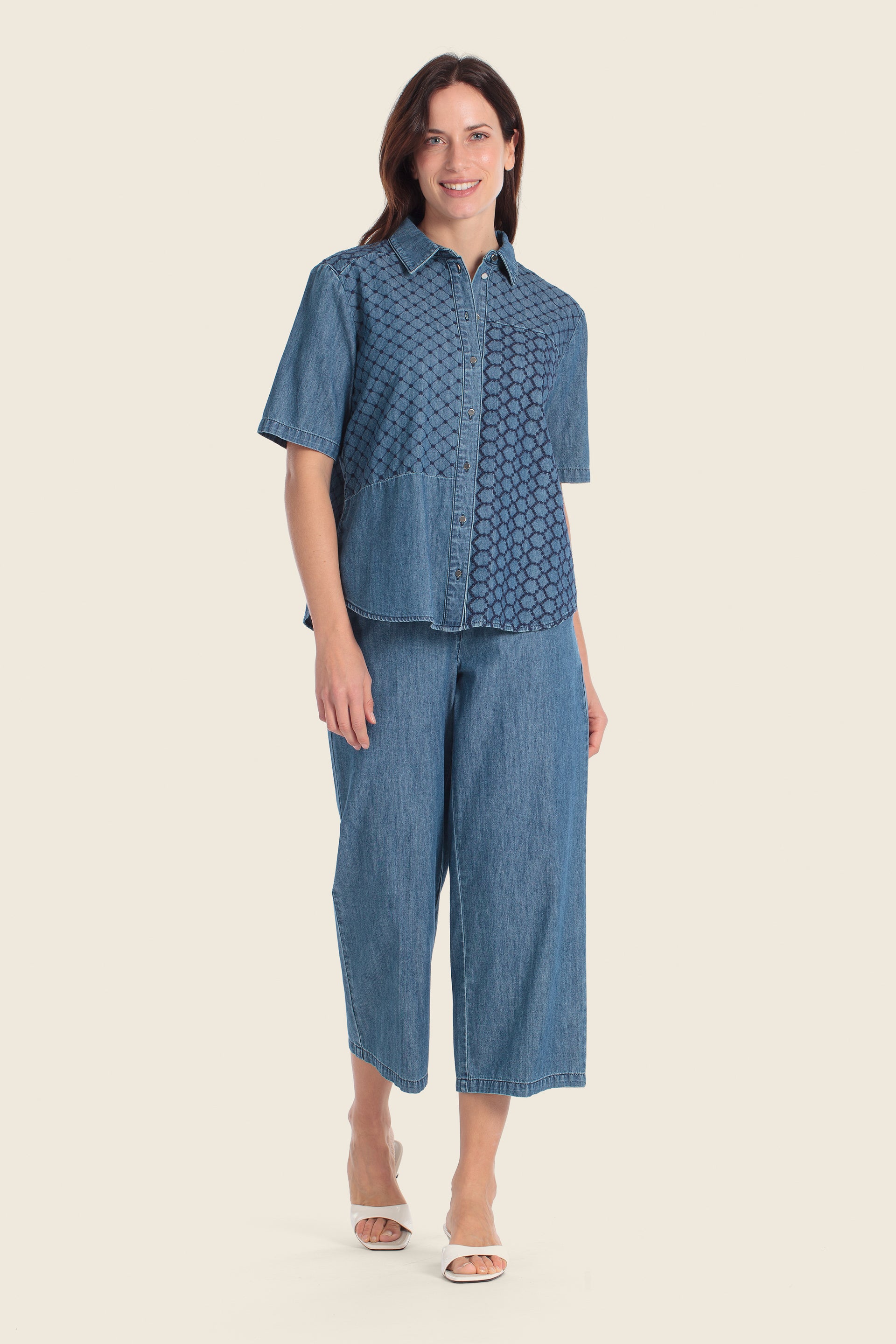 Jeanshemd mit geometrischer Stickerei