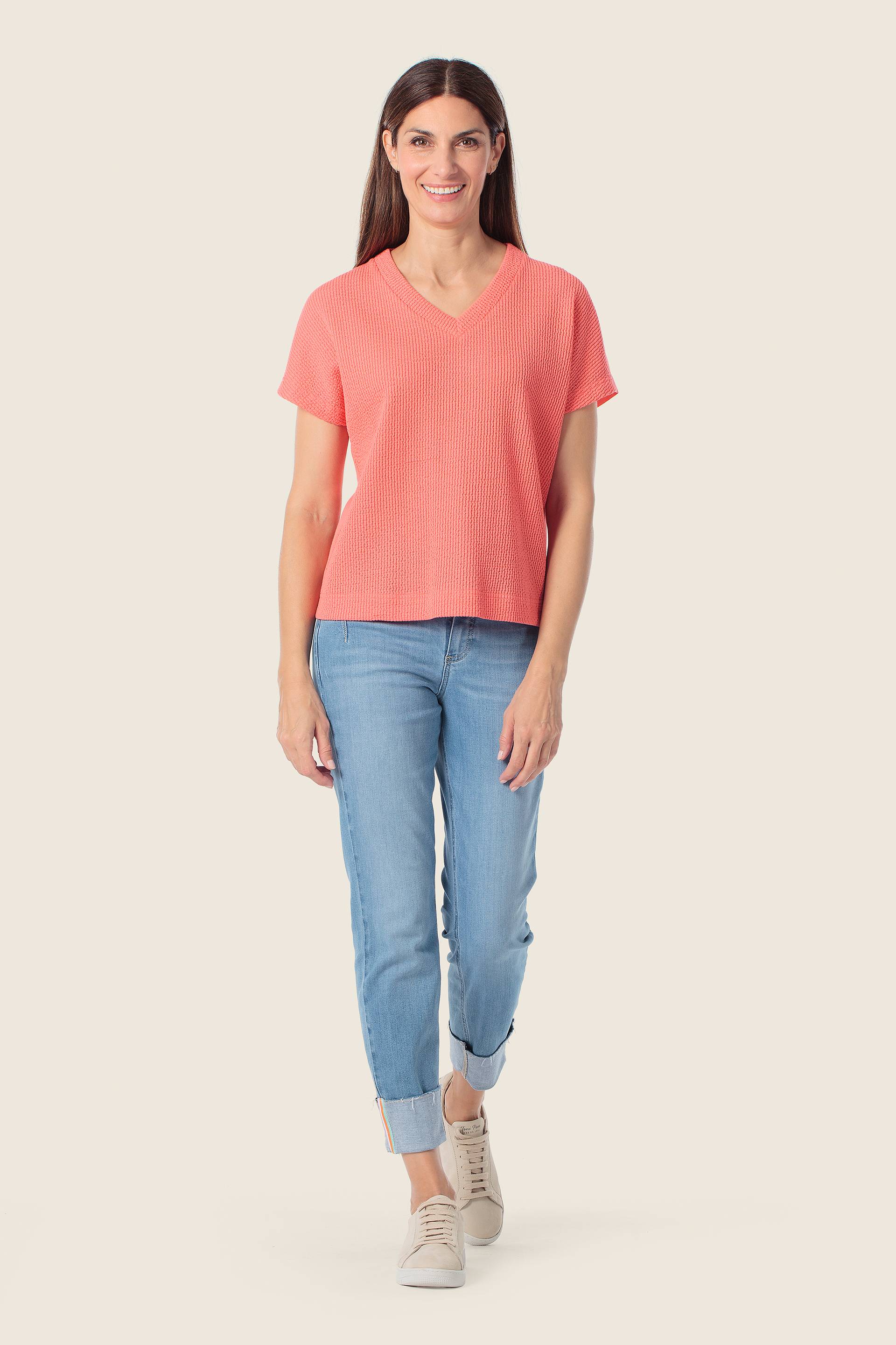 Strukturiertes T-Shirt mit V-Ausschnitt