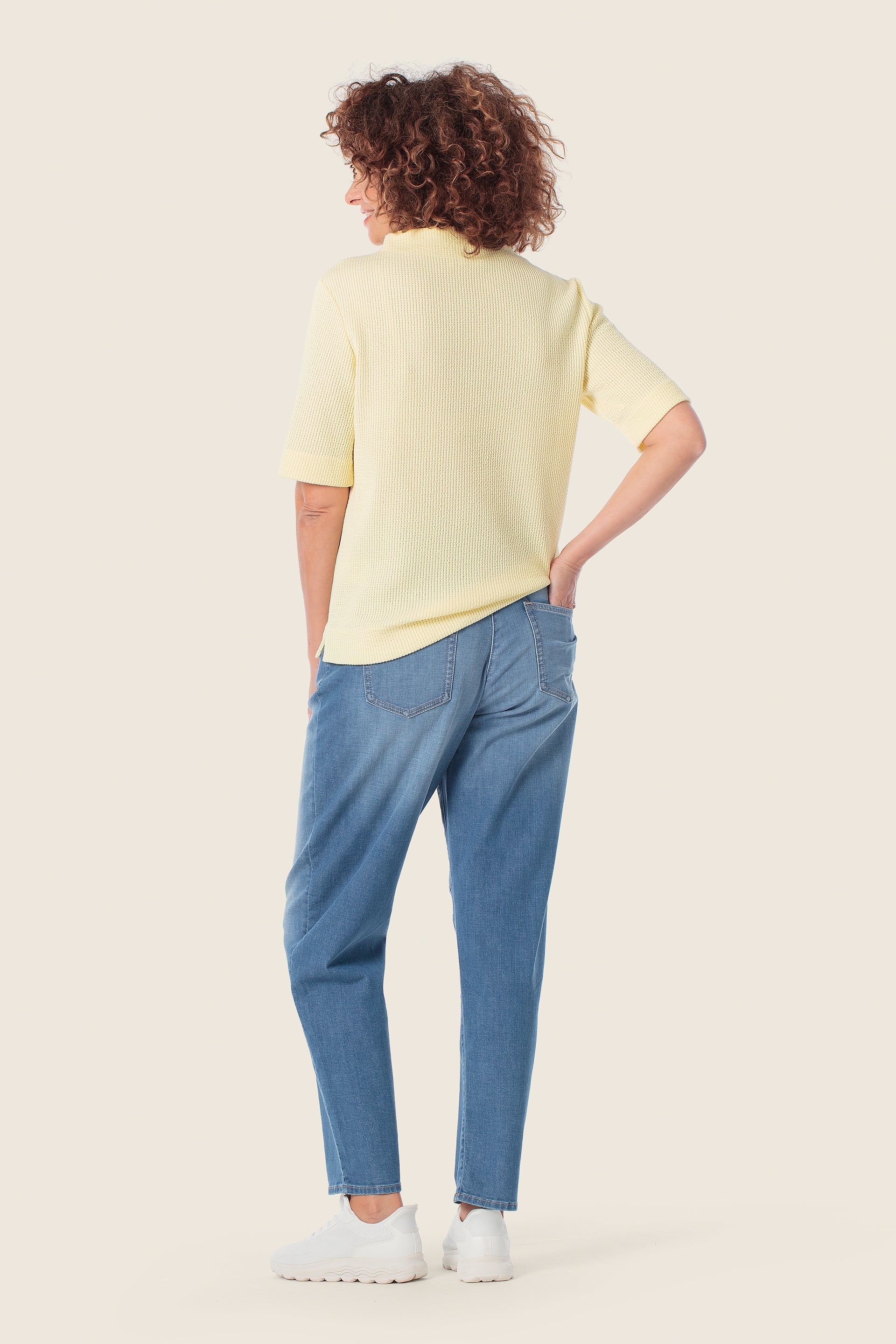 Einfaches T-Shirt aus Baumwollmischgewebe mit Seitenschlitzen