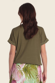 T-Shirt mit V-Ausschnitt aus verschiedenen Stoffen