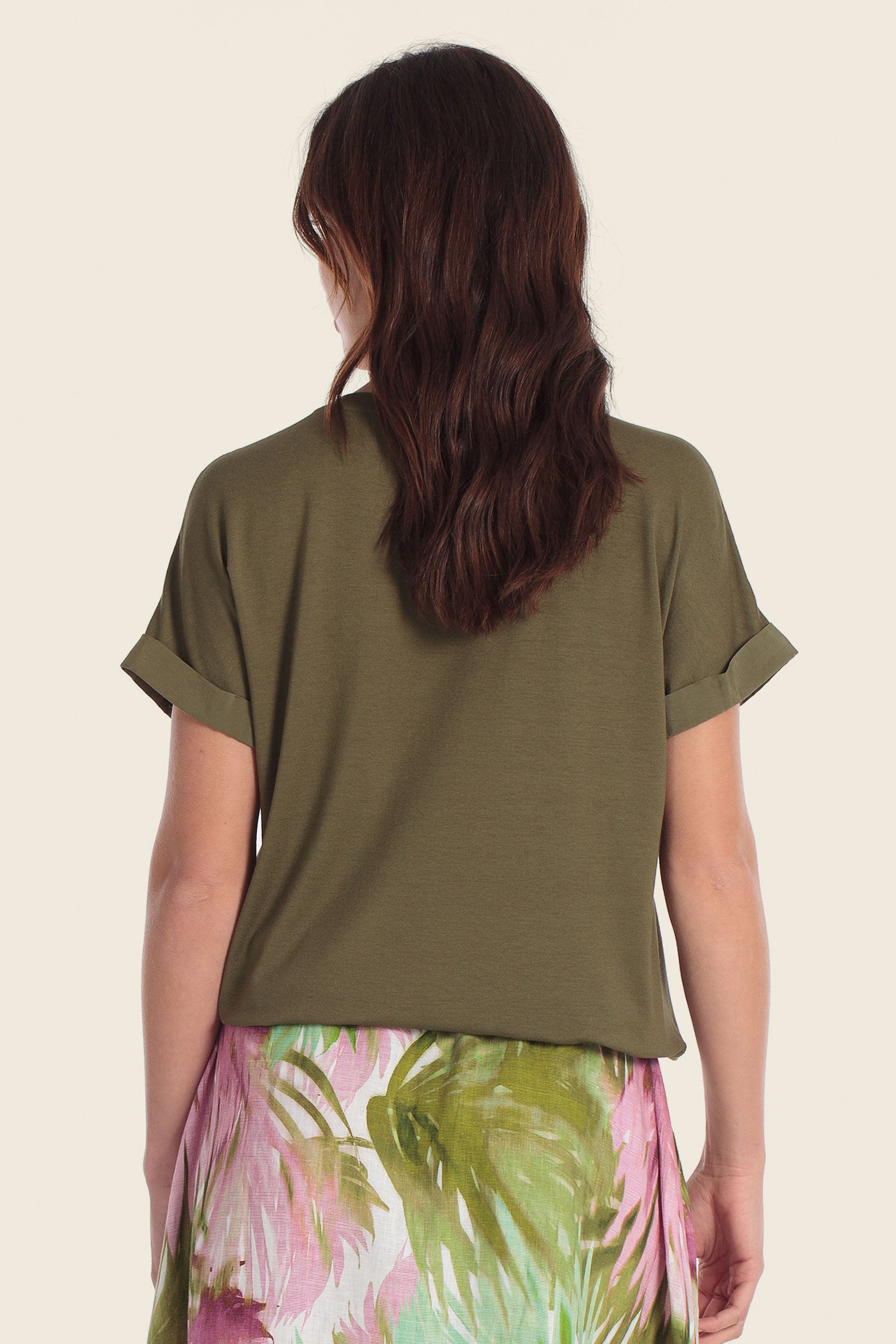 T-Shirt mit V-Ausschnitt aus verschiedenen Stoffen