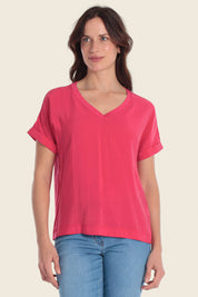 T-Shirt mit V-Ausschnitt aus verschiedenen Stoffen