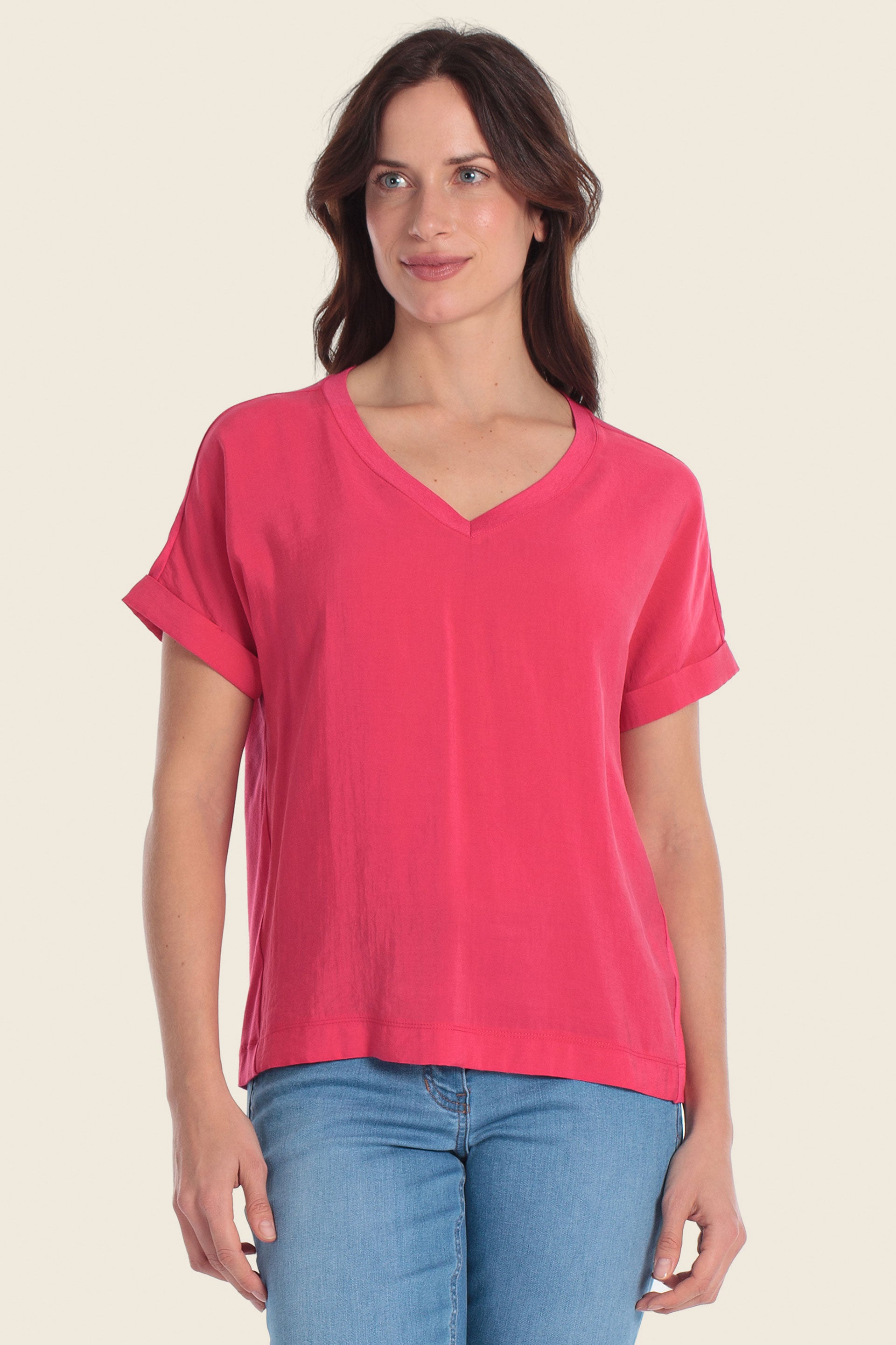 T-Shirt mit V-Ausschnitt aus verschiedenen Stoffen