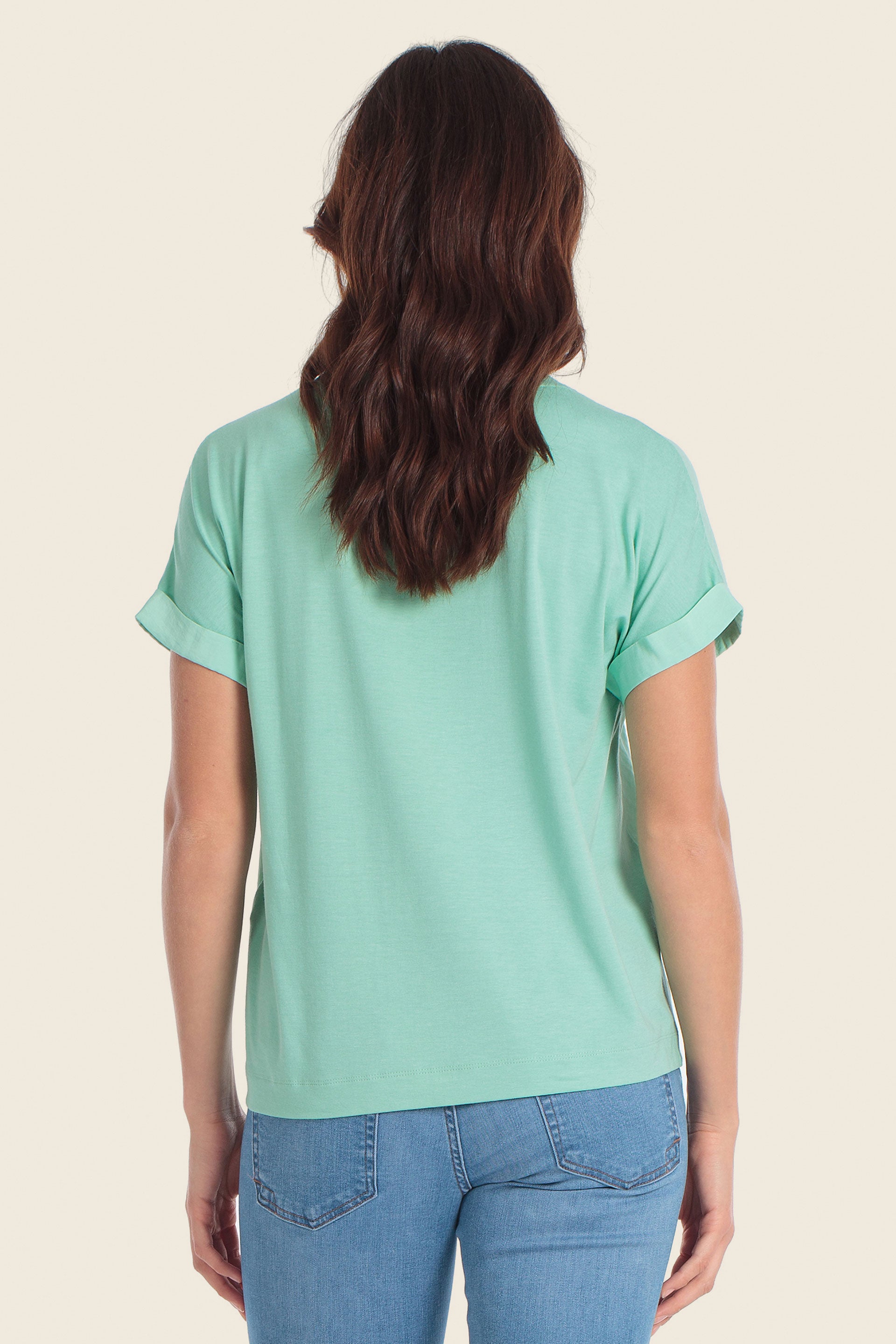T-Shirt mit V-Ausschnitt aus verschiedenen Stoffen