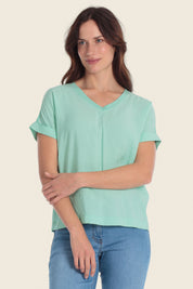 T-Shirt mit V-Ausschnitt aus verschiedenen Stoffen