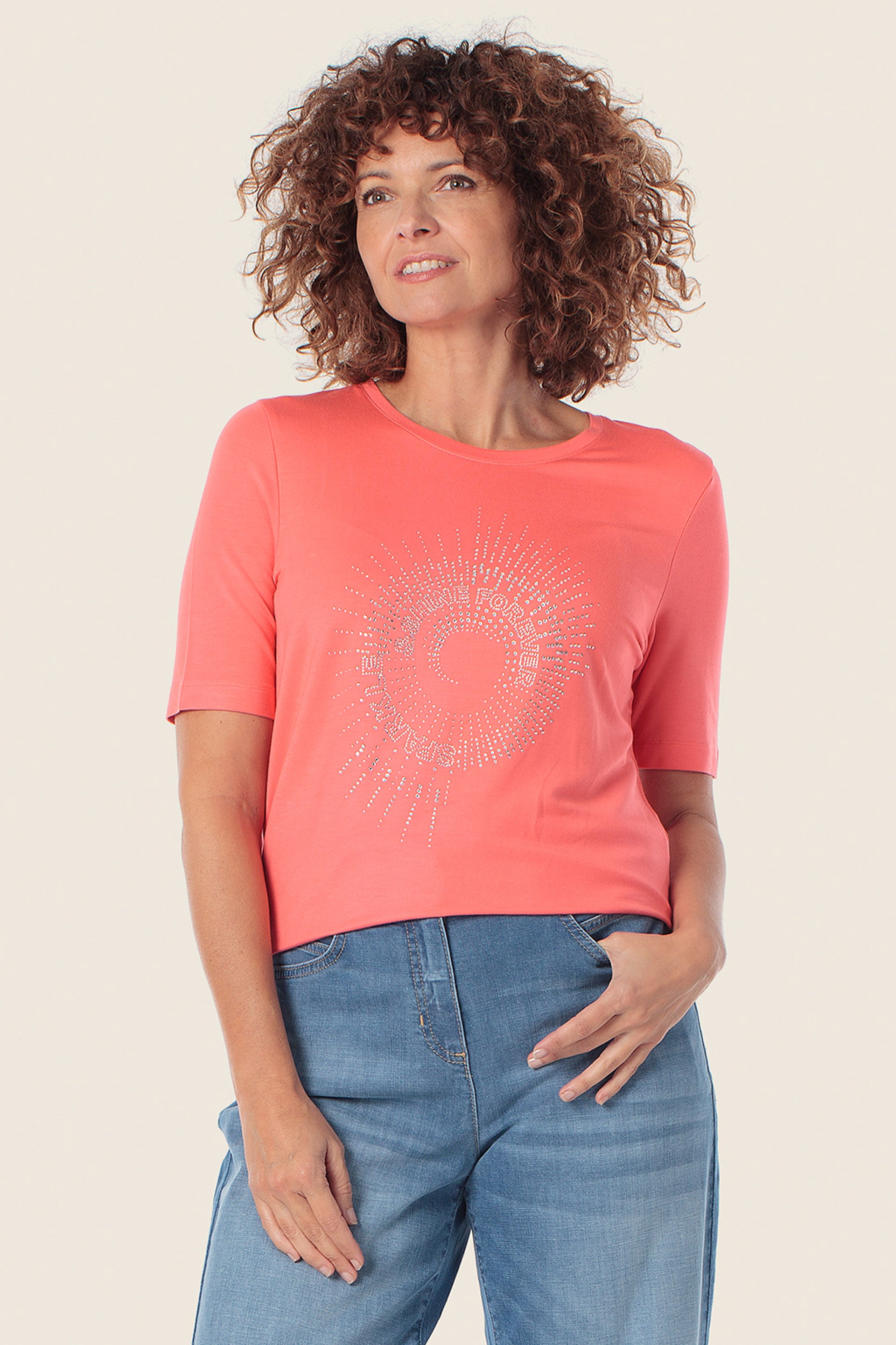 Bedrucktes T-Shirt mit Strassverzierungen
