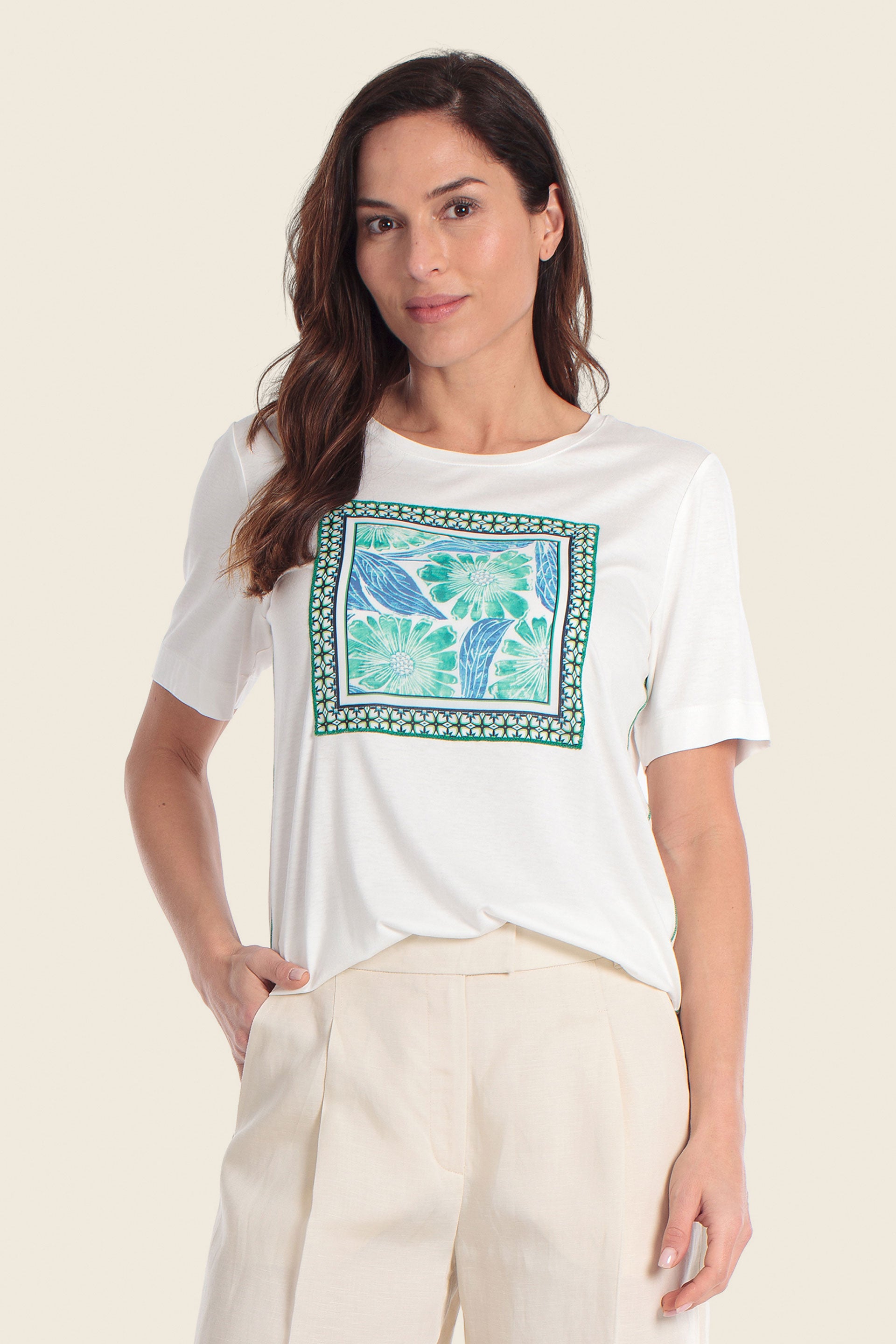 Bedrucktes T-Shirt mit künstlerischem Motiv