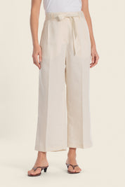 Chinos mit weitem Bein aus Tencel™-Mischgewebe und Stoffgürtel