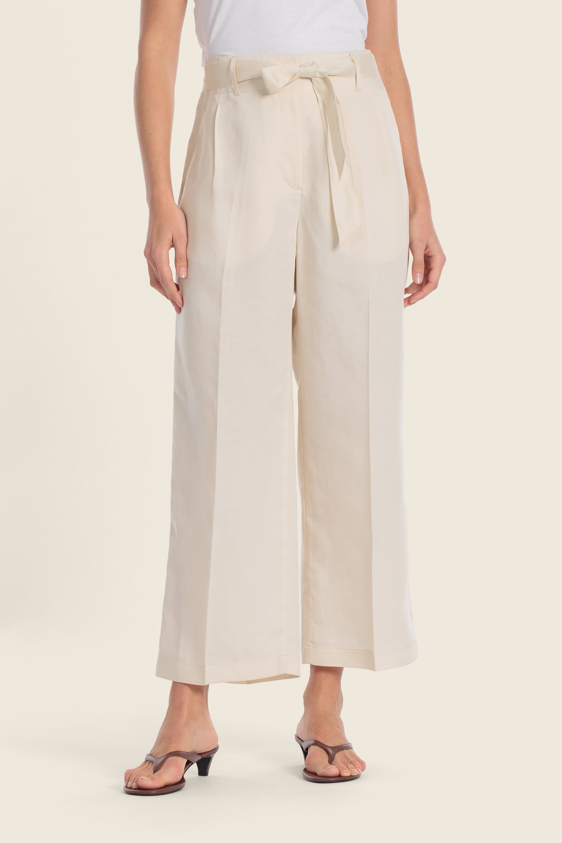 Chinos mit weitem Bein aus Tencel™-Mischgewebe und Stoffgürtel