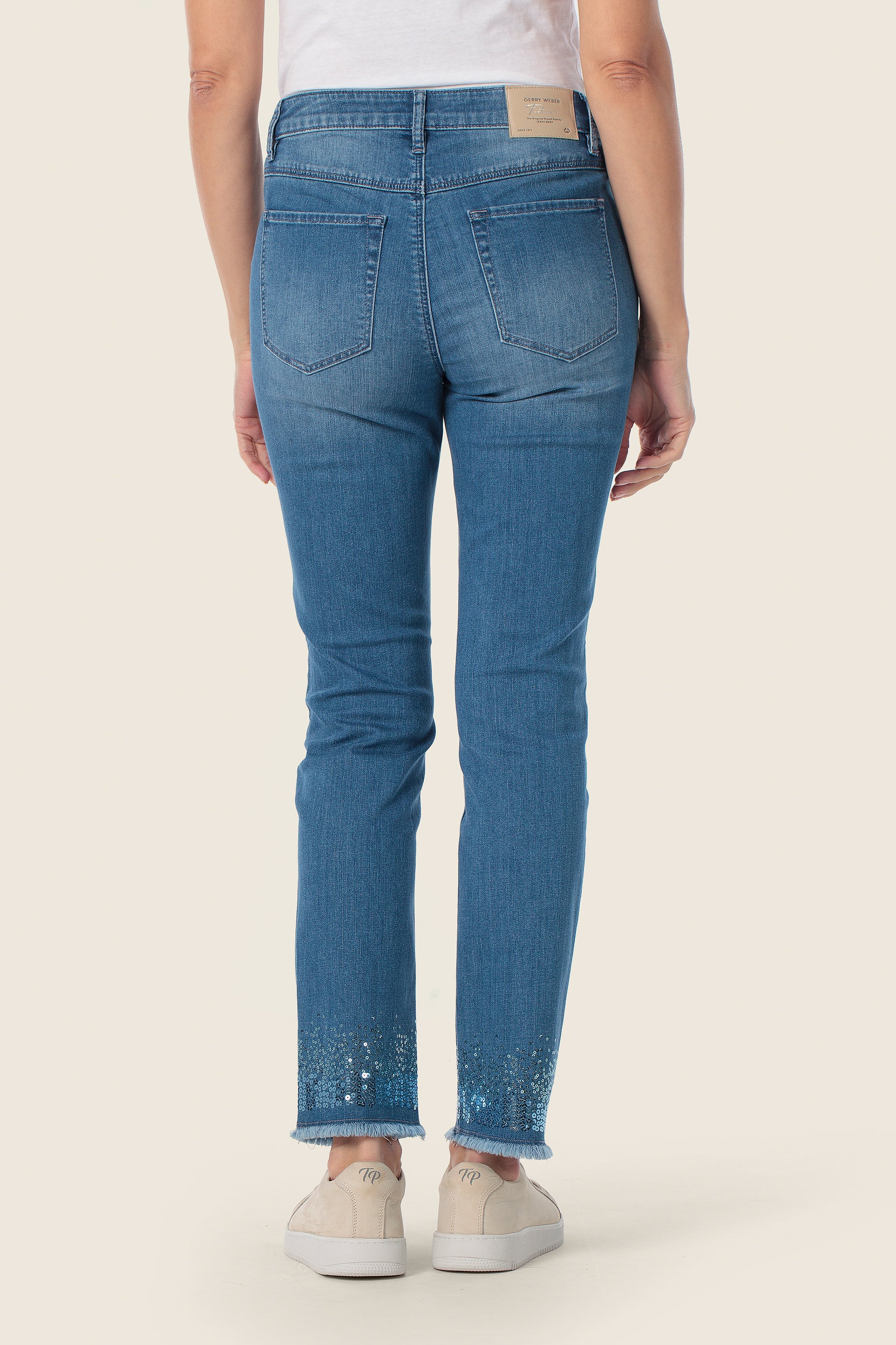 Schmal geschnittene Stretch-Denimhose mit dekorativem Saum