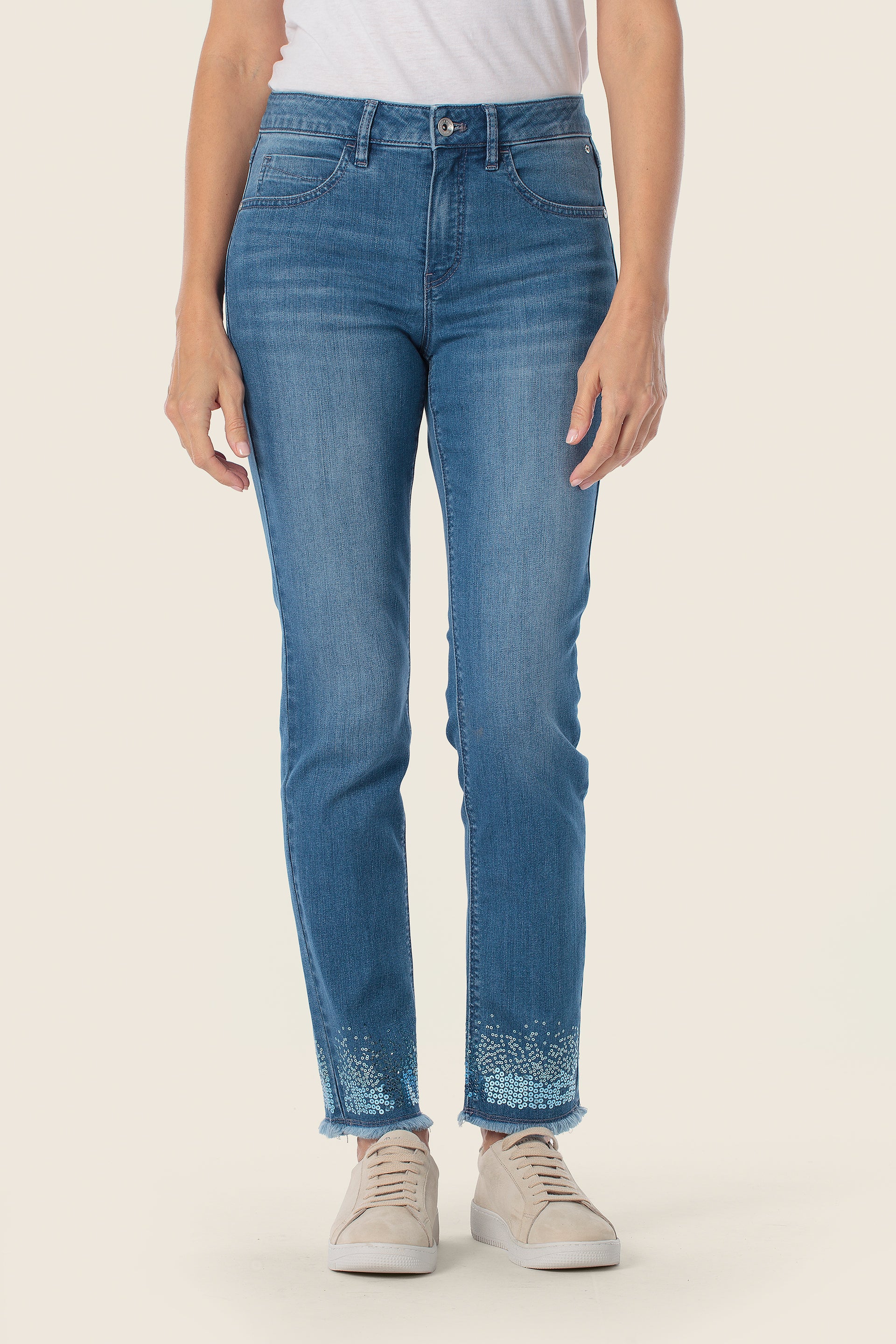 Schmal geschnittene Stretch-Denimhose mit dekorativem Saum
