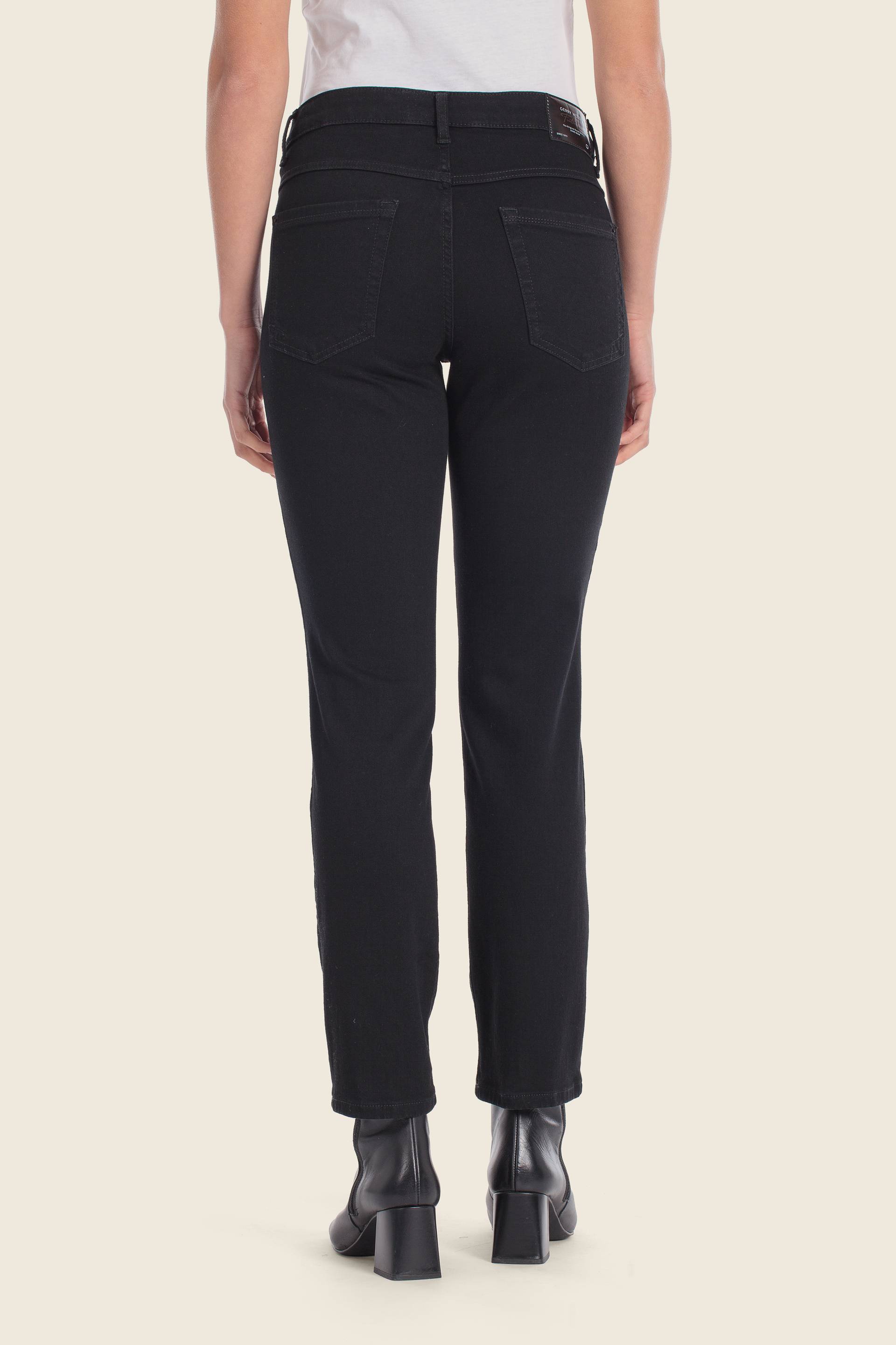 Jeans in verschiedenen Tönen von GERRY WEBER