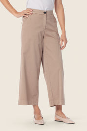 Weit geschnittene Hose mit elastischem Bund hinten