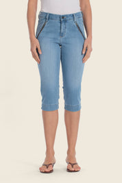 Schmal geschnittene Jeansbermuda mit Reißverschlusstaschen