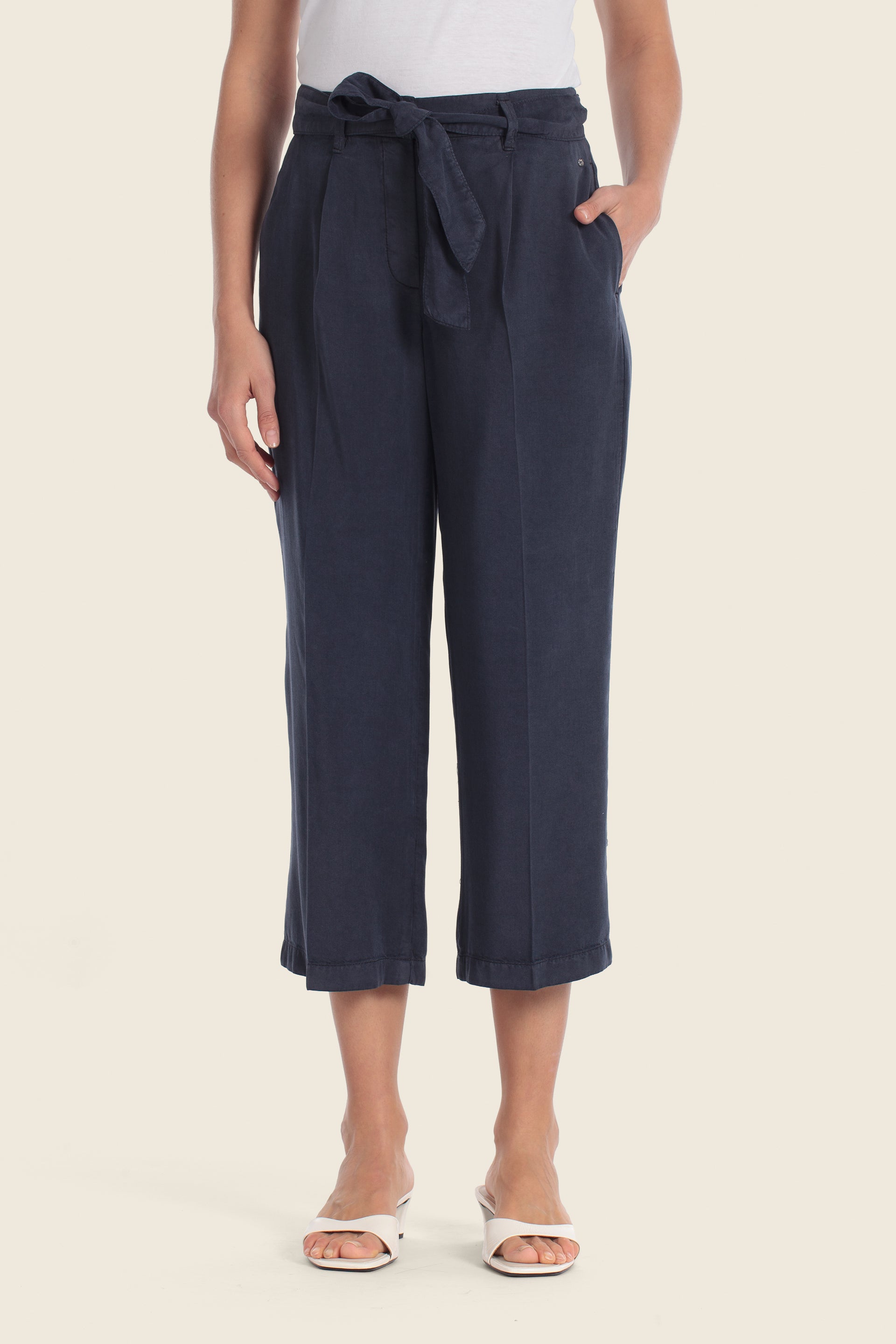 Chinos mit weitem Bein aus Lyocell™ mit Stoffgürtel