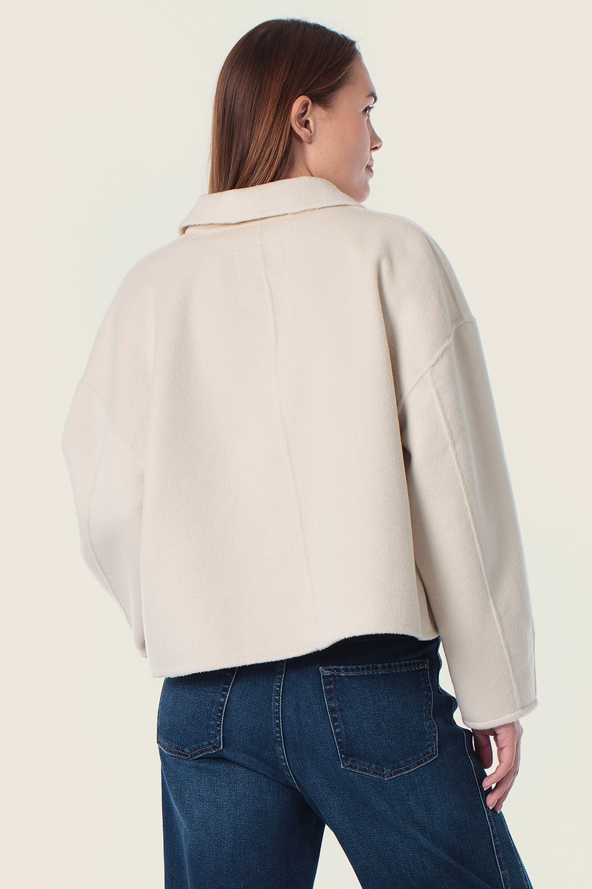 Kurzer Wollmantel mit Patch Taschen