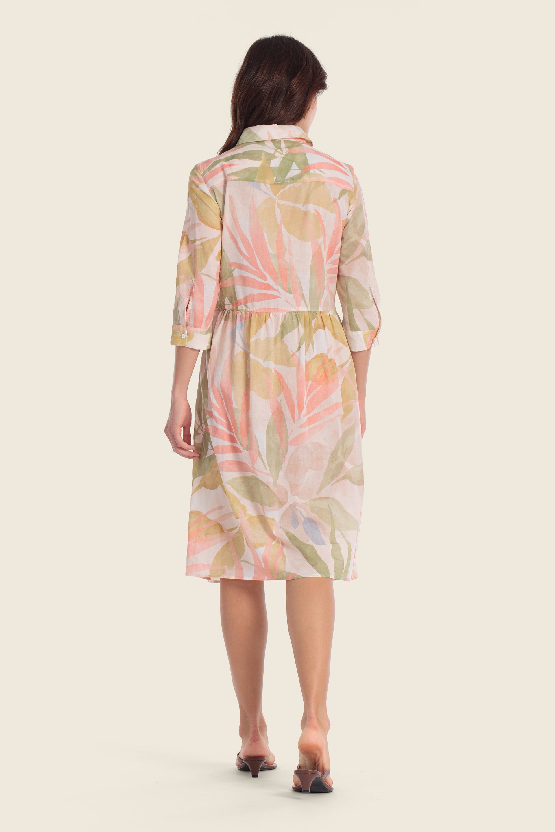 Hemdblusenkleid aus bedruckter Baumwolle mit tropischem Muster