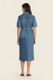 Hemdkleid aus Baumwolle mit aufgesticktem Patch-Effekt