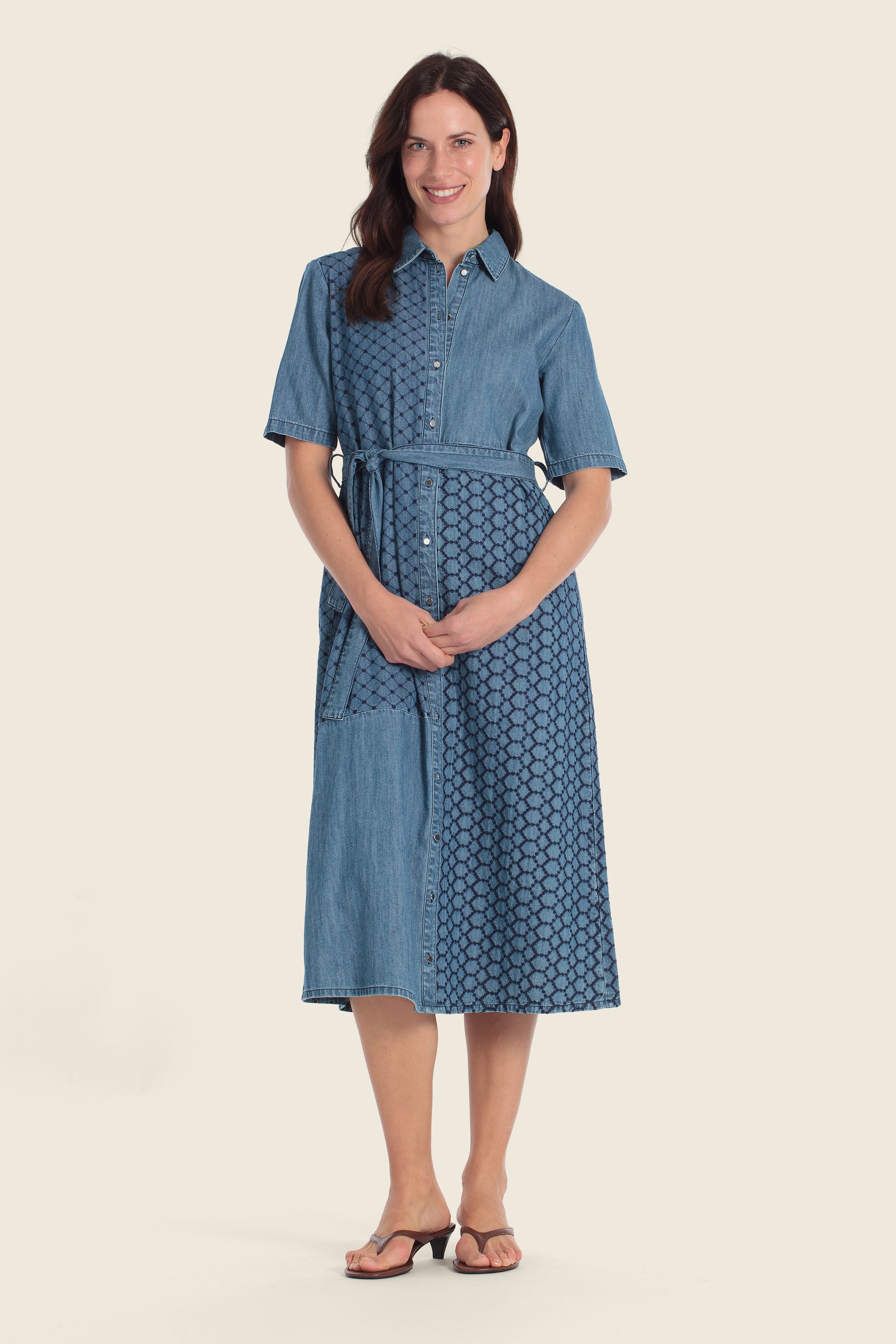 Hemdkleid aus Baumwolle mit aufgesticktem Patch-Effekt