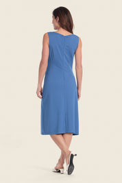 Ärmelloses Strickkleid mit seitlichem Knotendetail