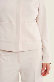 Kurze Jacke mit Hemdkragen und aufgesetzten Taschen, Eichenbeige