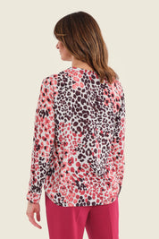 Viskosebluse mit Tiermuster und kragenlosem Ausschnitt, Wildmuster Rauch