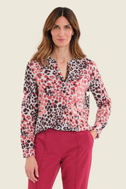 Viskosebluse mit Tiermuster und kragenlosem Ausschnitt, Wildmuster Rauch