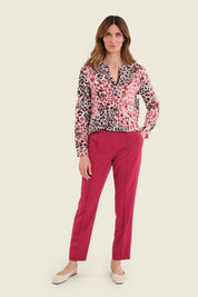Viskosebluse mit Tiermuster und kragenlosem Ausschnitt, Wildmuster Rauch