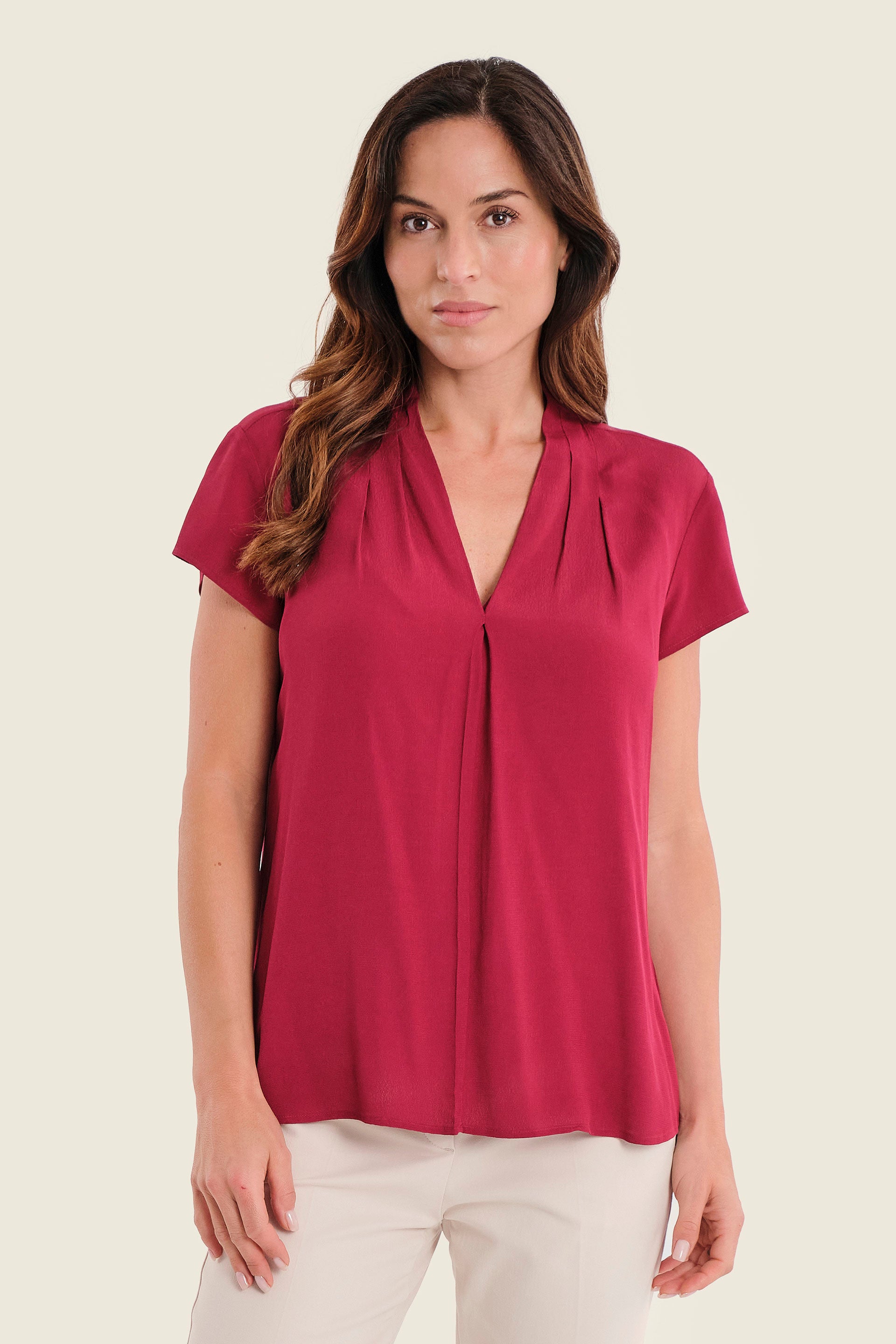 Fließende Bluse mit V-Ausschnitt und Bindeband, Rubinrot