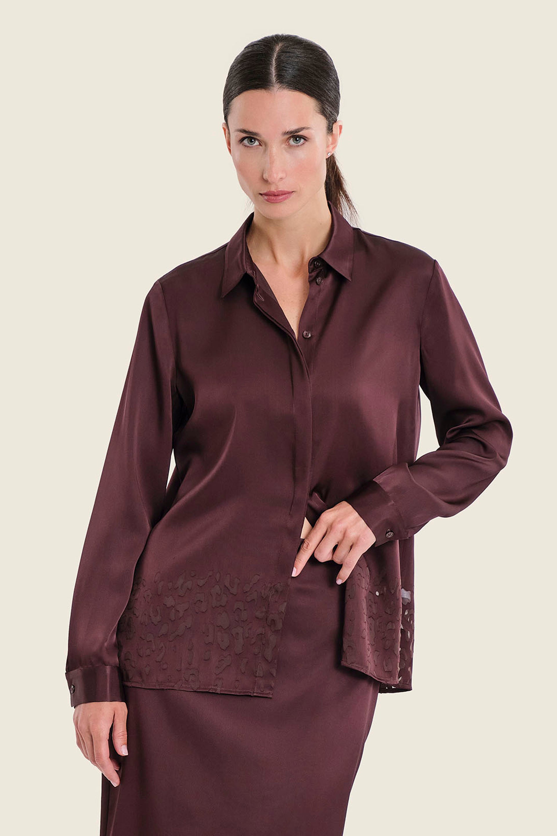 Bluse mit beflocktem Tiermuster, Pflaumenbraun