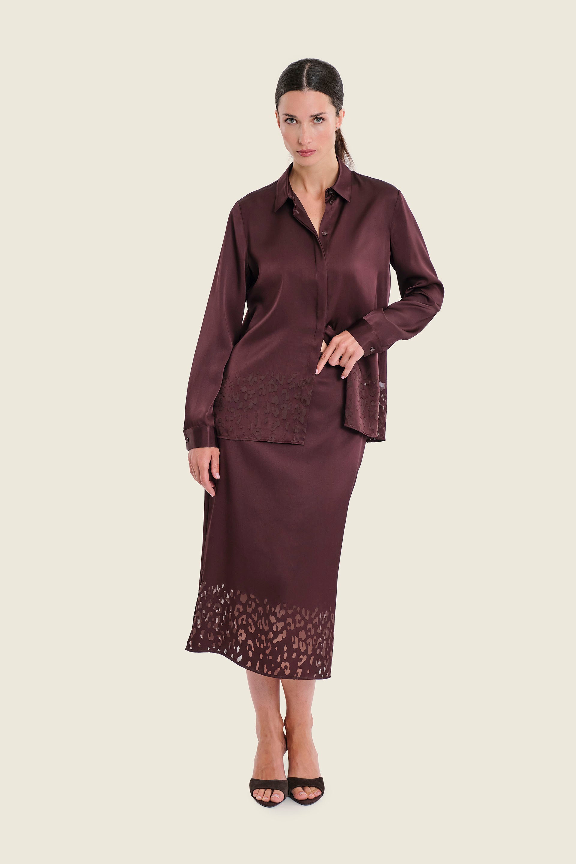 Bluse mit beflocktem Tiermuster, Pflaumenbraun