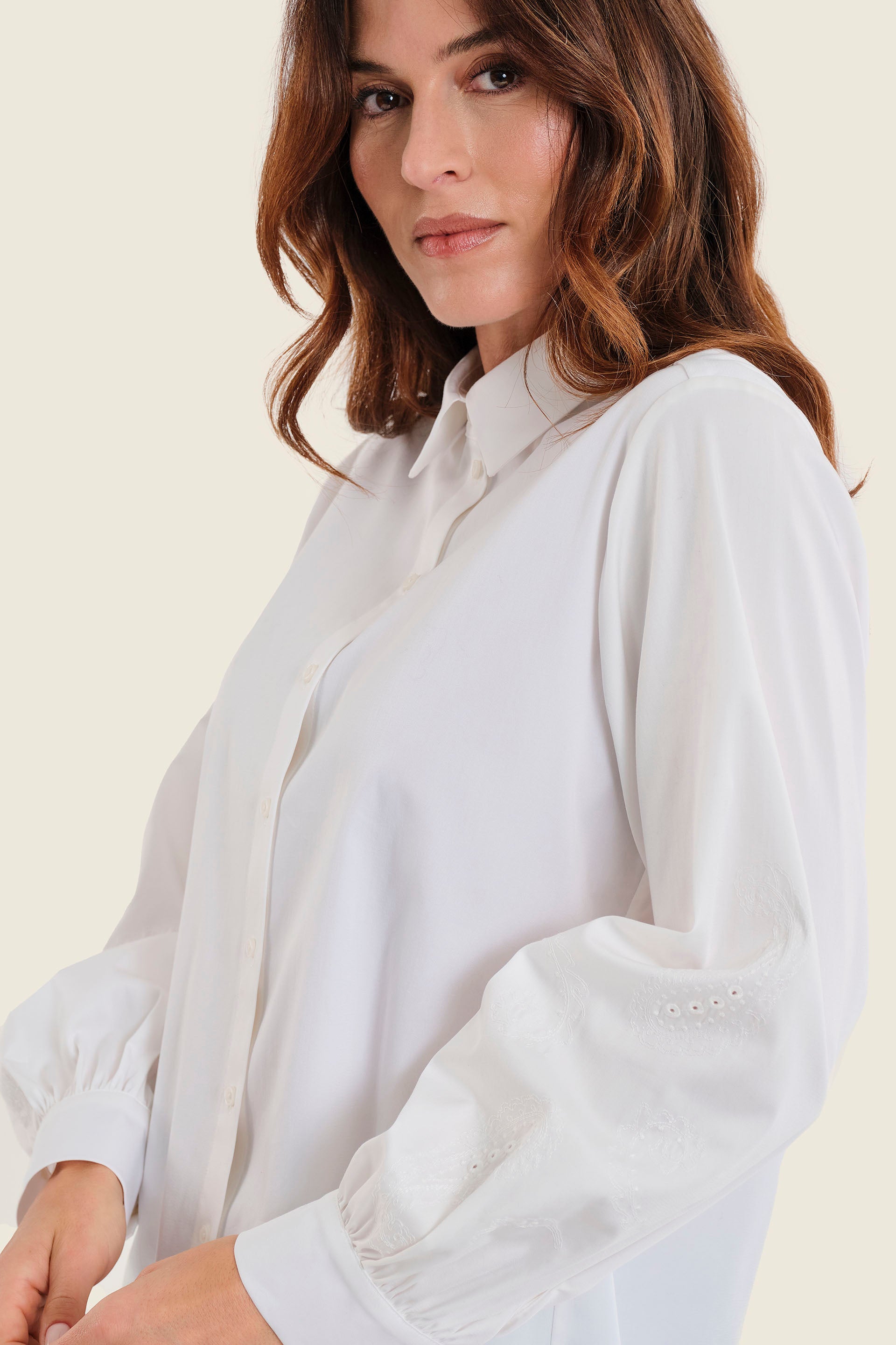 Baumwollbluse mit bestickten Ärmeln, Weiß