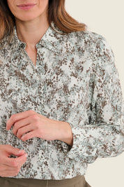 Hemdbluse aus Viskose mit abstraktem Druck, Grün gemustert