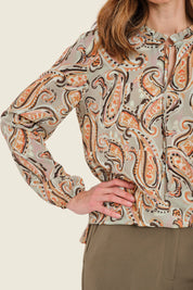 Paisleybluse mit Rüschenkragen und Bindebändern, Herbstbunt