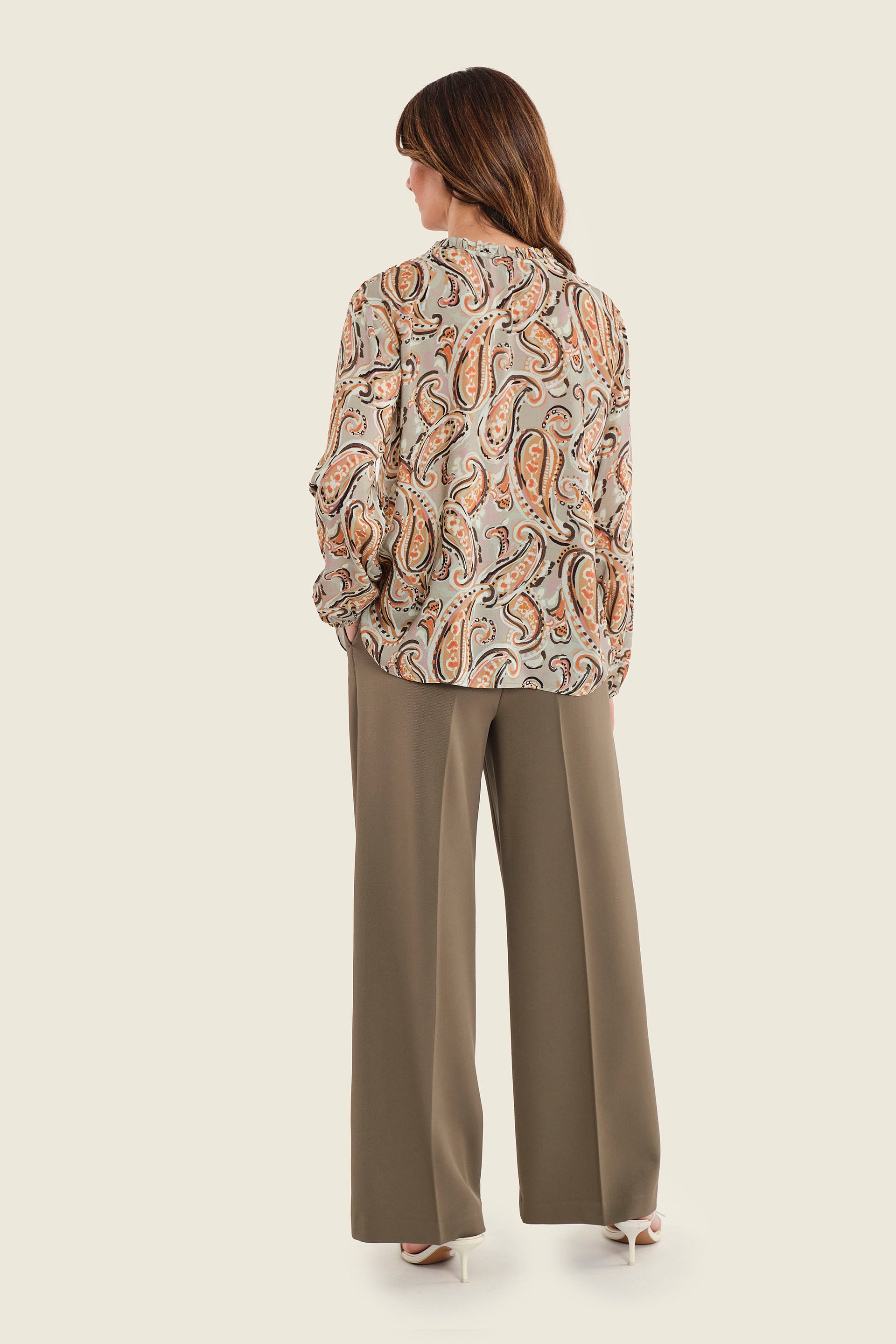 Paisleybluse mit Rüschenkragen und Bindebändern, Herbstbunt