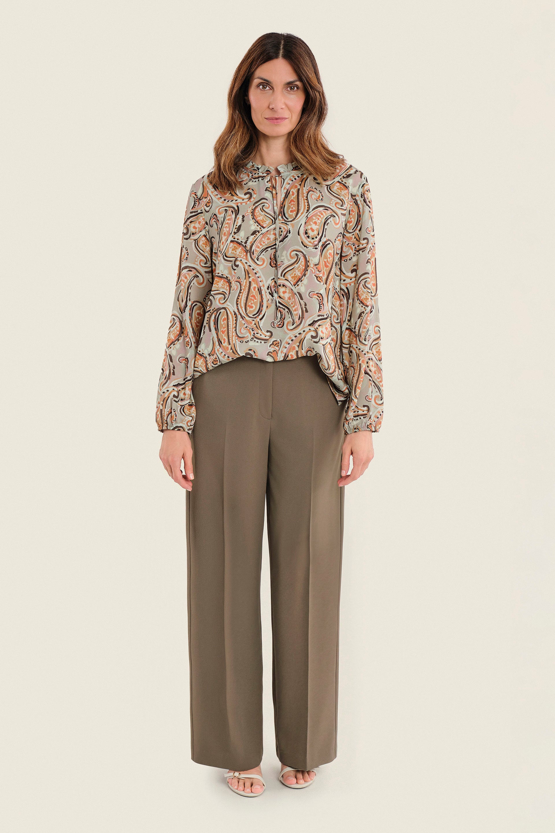 Paisleybluse mit Rüschenkragen und Bindebändern, Herbstbunt