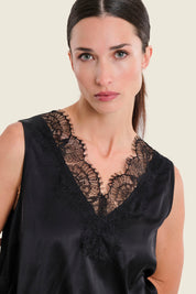Ärmellose Bluse mit Spitze am V-Ausschnitt, Schwarz