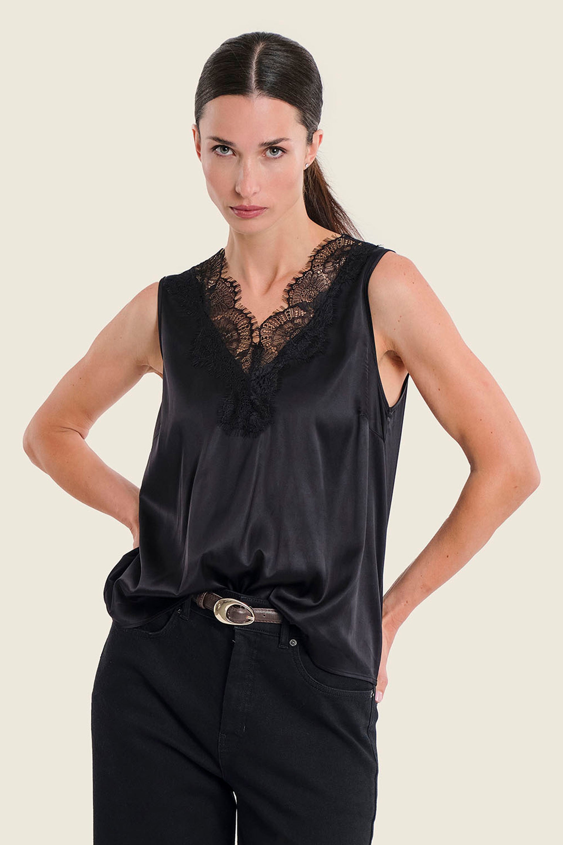 Ärmellose Bluse mit Spitze am V-Ausschnitt, Schwarz