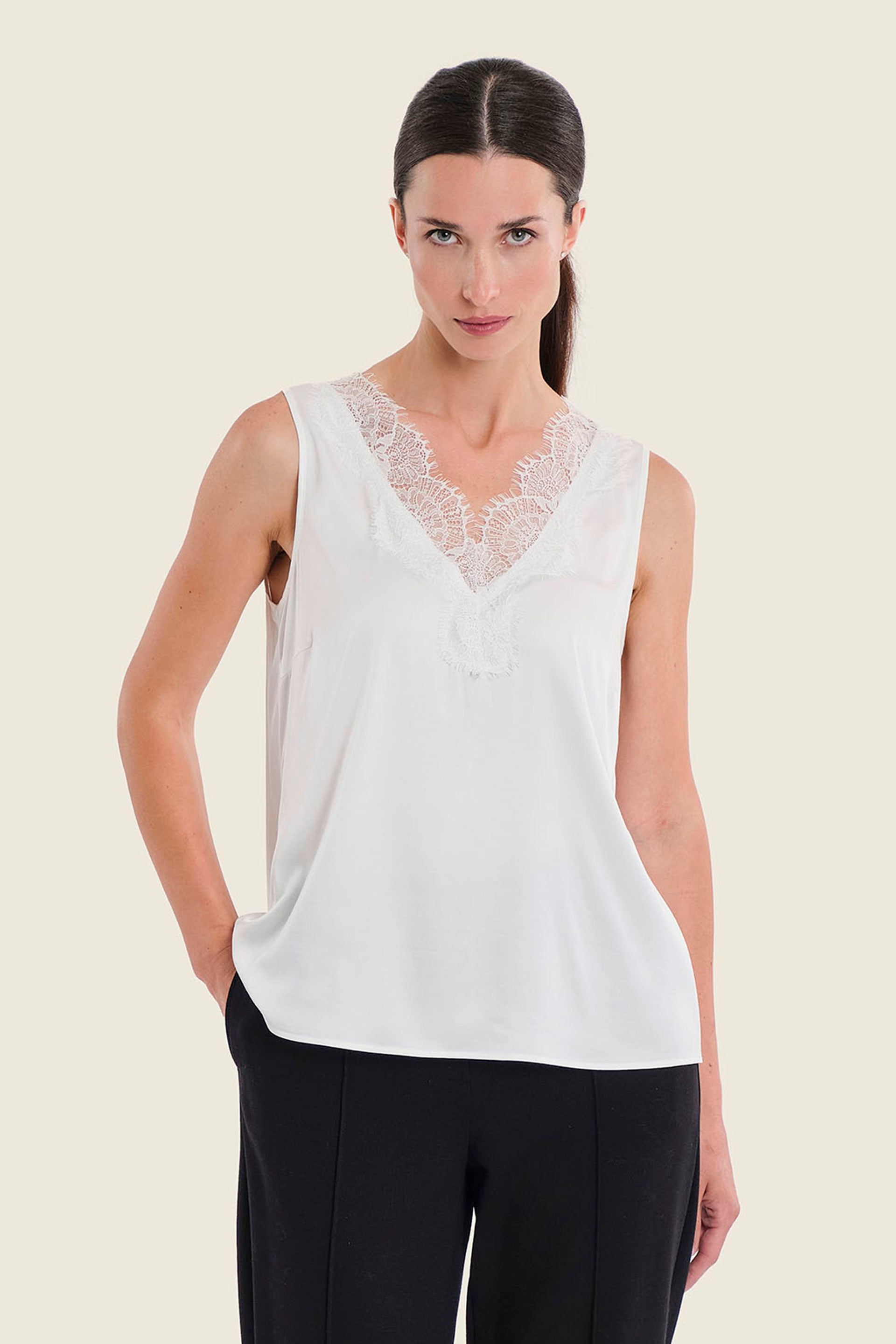 Ärmellose Bluse mit Spitze am V-Ausschnitt, Wollweiß