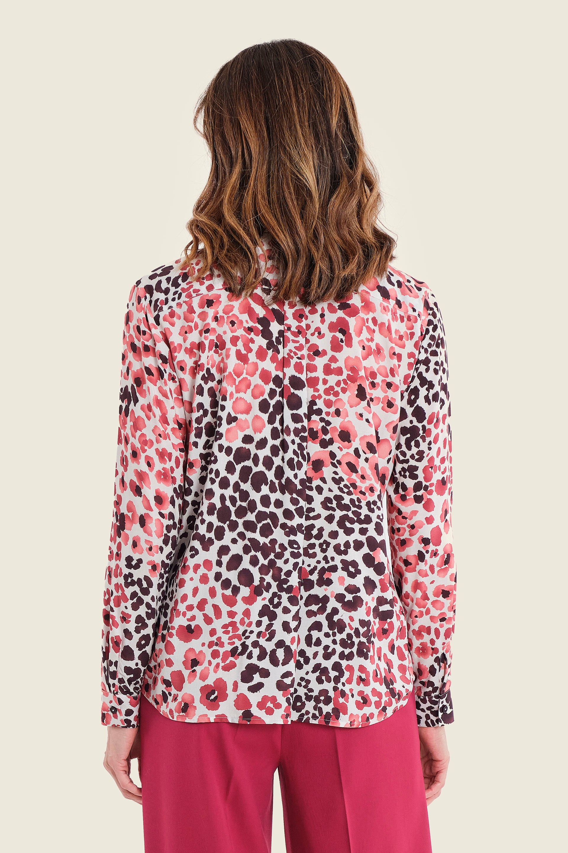 Klassische Viskosebluse mit Tiermuster, Wildmuster Rauch