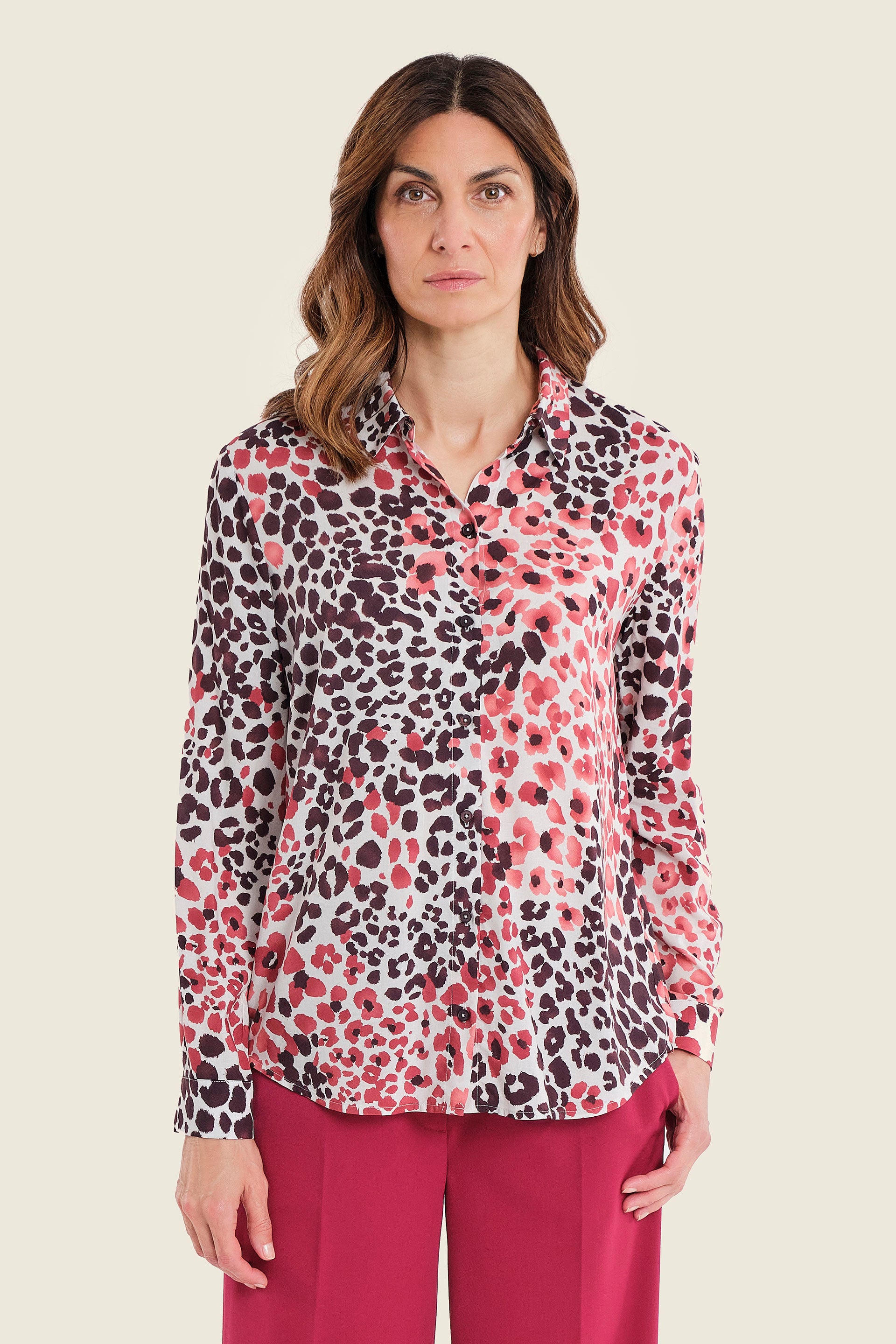 Klassische Viskosebluse mit Tiermuster, Wildmuster Rauch