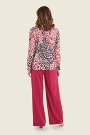 Klassische Viskosebluse mit Tiermuster, Wildmuster Rauch