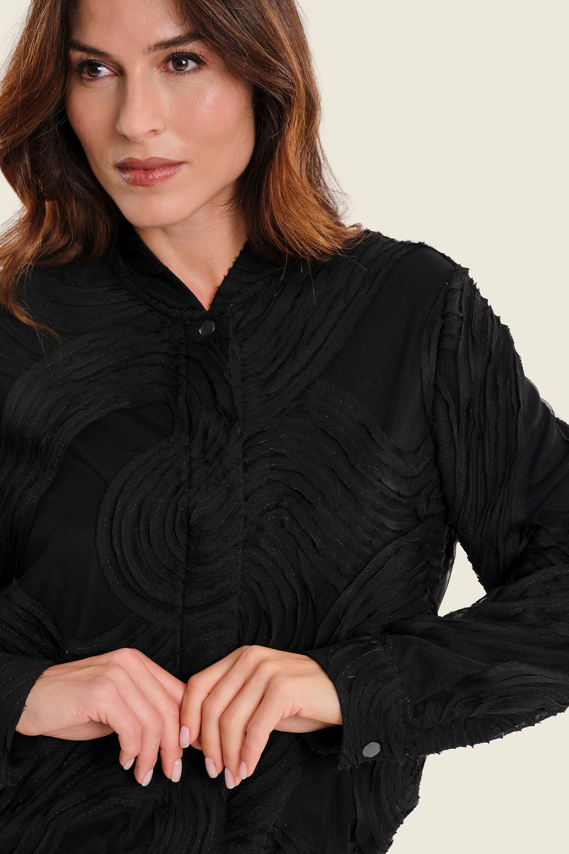 Kurze Jacke mit Strukturmuster, Schwarz