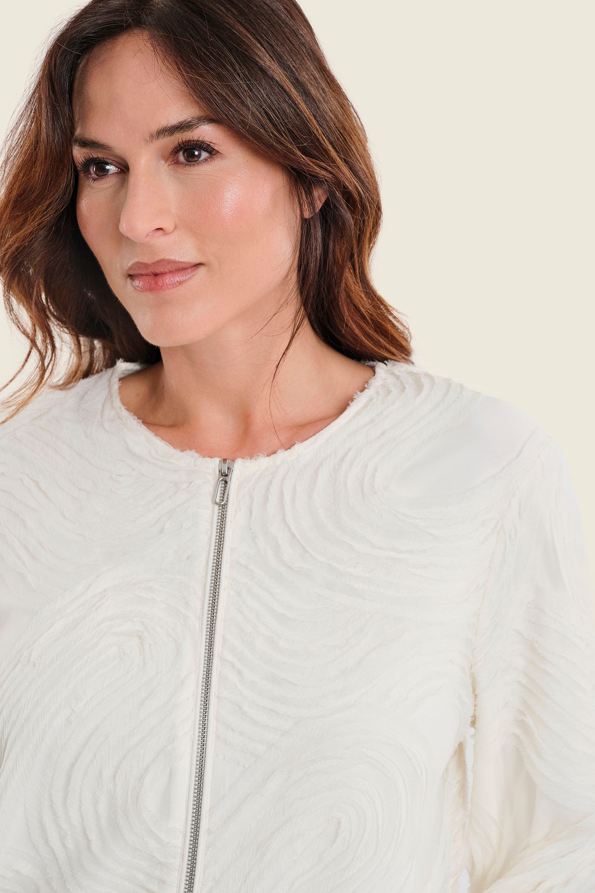 Kurze Jacke mit Strukturmuster, Wollweiß