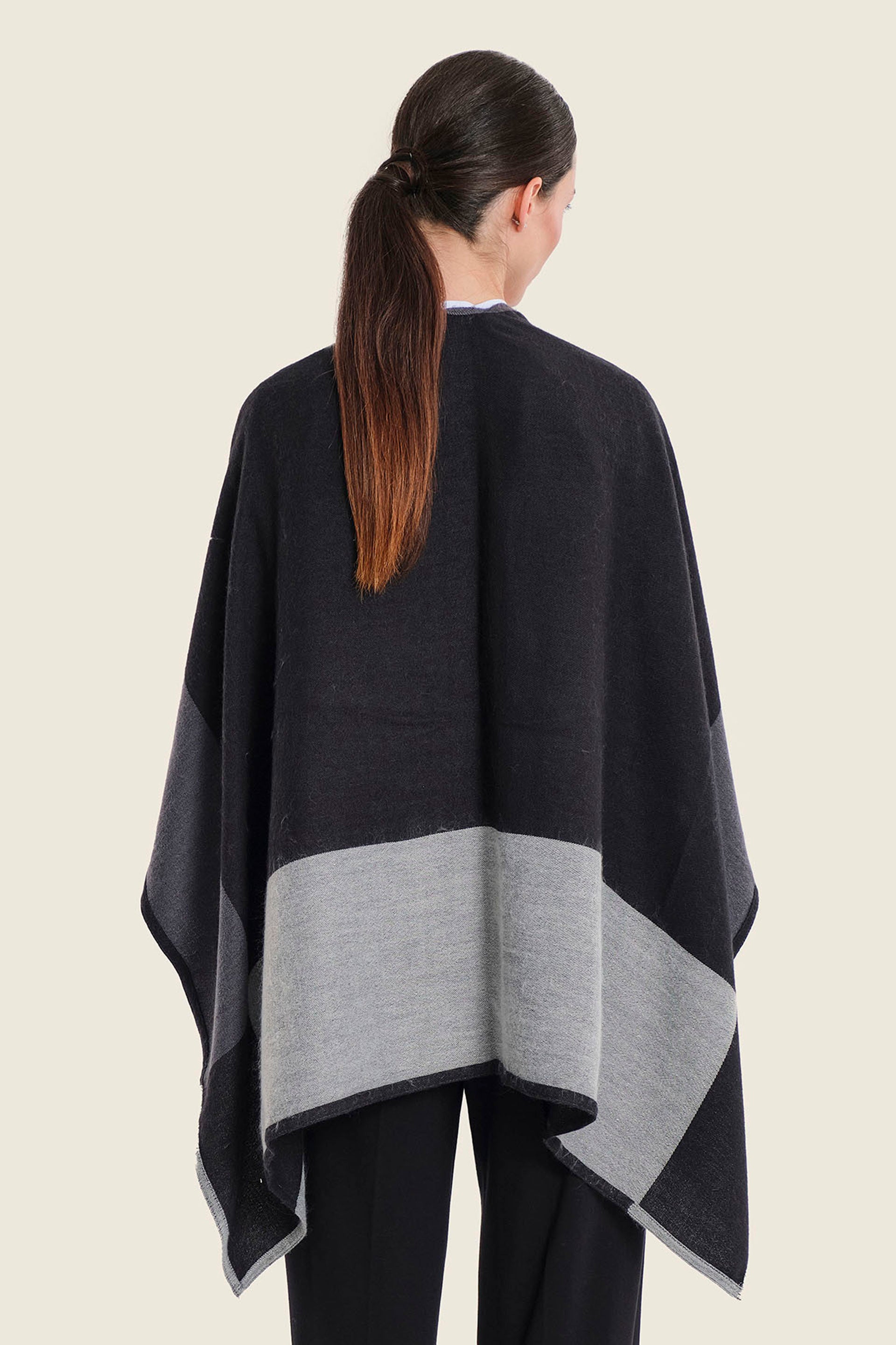 Poncho mit Fischgratmuster, Schwarz